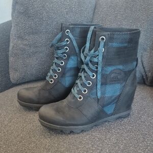 Sorel Women's Black and Teal Lace Up Boots